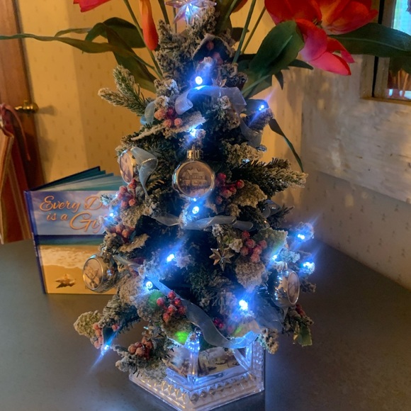 THE BRADFORD EXCHANGE, Thomas Kinkade, pre lit flocked, table top Christmas tree - Picture 8 of 10